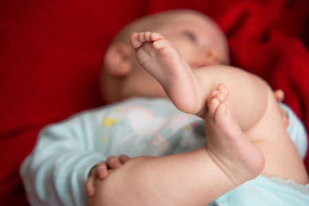 closeup on the feet of a newborn babyの写真素材