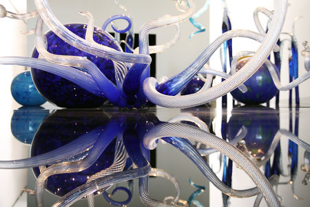 TEL AVIV - JULY 18: Chihuly exhibit Art glass at "Litvak" gallery on june 18, 2011 in Tel Aviv のeditorial素材