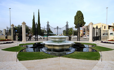 HAIFA, ISRAEL - MARCH 09, 2015: Fountain on the lower tier Bahai Gardens in Haifaのeditorial素材