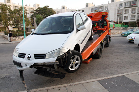 BEER SHEVA, ISRAEL - NOVEMBER 27, 2011: Evacuation of the car after the accident with a broken front partのeditorial素材