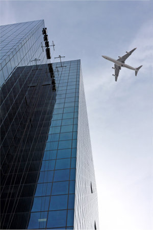 TEL AVIV, ISRAEL - FEBRUAR 12, 2010: Passenger plane comes in to land at Ben Gurion Airport near Tel Avivのeditorial素材