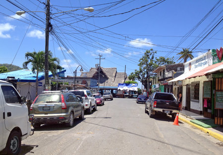 SAN JUAN DEL SUR, NICARAGUA - SEPTEMBER 21, 2015: Randomly electric wires stretched over the street in San Juan del Surのeditorial素材