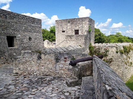 Old cannon on the wall of the fort of San Felipe in Bacalar Lagoon, Mexicoの写真素材