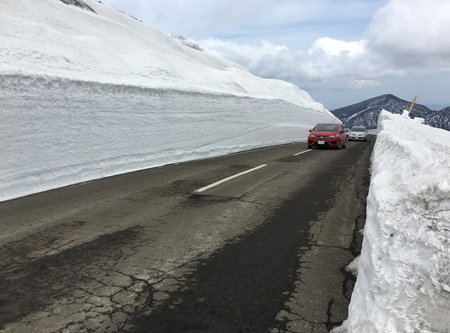 ZAO ECO LINE, JAPAN - APRIL 22, 2017: Zao echo line is a route between east and west of Zao mountain rangeのeditorial素材