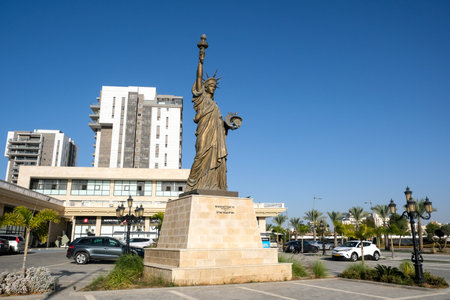 NETIBOT, ISRAEL - NOVEMBER 23, 2022: The Statue of Liberty in front of the Manhattan residential complexのeditorial素材