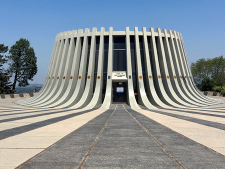 AMINADAV, ISRAEL - JULY 29, 2025: Memorial to John F. Kennedy, the 35th President of the United States, shaped like the stump of a felled treeのeditorial素材