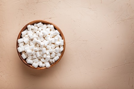 White marshmallows in a wooden bowl. Top viewの写真素材