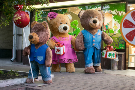 KIEV, UKRAINE, 19 October: Cute bears near show-window of the Roshen brand confectionery shop. Roshen Confectionery Corporation store in Kiev, Ukraine.のeditorial素材