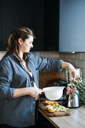 Smoothies and food for Pregnancy Nausea. Anti-nausea morning sickness smoothie. Pregnant woman...