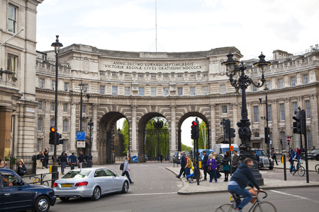 LONDON, UK - MAY 14, 2014   Admiralty Arch in London next to Trafalgar square, path leading pedestrian via The Mall to Buckingham palace のeditorial素材