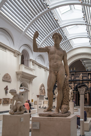 LONDON, UK - AUGUST 24, 2014: People visiting Victoria and Albert Museum. V&A Museum is the world\\\\のeditorial素材