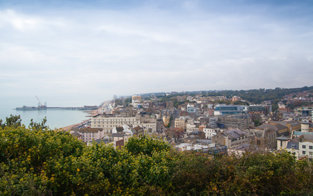 HASTINGS, UK - SEPTEMBER 27, 2014: Old castel ruins and town view from the castle\'s mountingのeditorial素材
