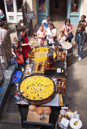 Paella in Covent Garden market, one of the main tourist attractions in London, known as restaurants, pubs, market stalls, shops and public entertaining.のeditorial素材