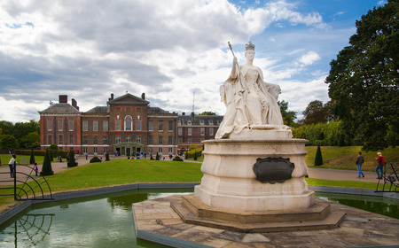 LONDON, UK - AUGUST 16, 2014: Kensington palace and gardensのeditorial素材