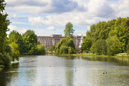 LONDON, UK - MAY 14, 2014: - St James park, nature island in the middle of busy London, City of Westminster and the oldest of the Royal Parksのeditorial素材