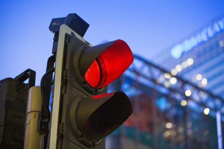 LONDON, UK - 7 SEPTEMBER, 2015: Canary Wharf traffic lights showing red and Barclays bank building on the backgroundのeditorial素材