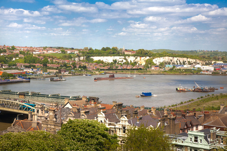 ROCHESTER, UK - MAY 16, 2015: Landscape around of Rochester city include beautiful bend of river Kentのeditorial素材