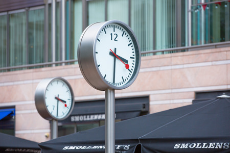 LONDON, UK - SEPTEMBER 9, 2015: Clock ai the Canary Wharfのeditorial素材