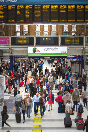 LONDON, UK - SEPTEMBER 12, 2015: Liverpool street train station with lots of people, waiting boarding, looking for information and passing hallのeditorial素材