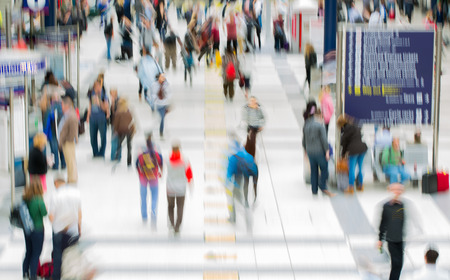 LONDON, UK - SEPTEMBER 12, 2015: Liverpool street train station with lots of people, waiting boarding, looking for information and passing hallのeditorial素材