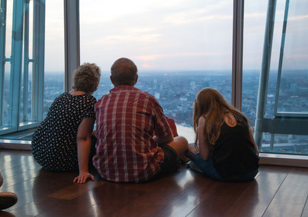LONDON, UK - APRIL 15, 2015: People admiring sunset view in Londonのeditorial素材