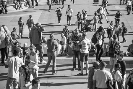 LONDON, UK - SEPTEMBER 10, 2015: Lots of people and tourists on the Trafalgar square in hot summer dayのeditorial素材