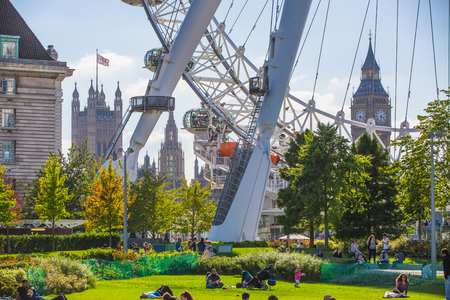 LONDON, UK - SEPTEMBER 10, 2015: Park by the  River Thames in hot summer dayのeditorial素材