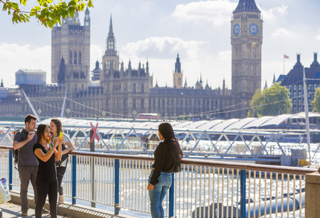 LONDON, UK - SEPTEMBER 10, 2015: Big Ben, house of Parliament and tourists making the photosのeditorial素材