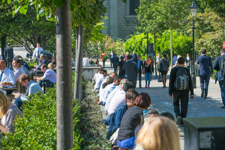 LONDON UK - SEPTEMBER 10, 2015: Office workers, business People having a lunch in the park next to st. Paul cathedralのeditorial素材