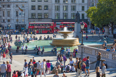 LONDON, UK - SEPTEMBER 10, 2015: Lots of people and tourists on the Trafalgar square in hot summer dayのeditorial素材
