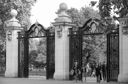 LONDON, UK - OCTOBER 4, 2016: Main entrance to the Green park with people passing the gateのeditorial素材