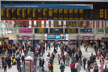 LONDON, UK - SEPTEMBER 12, 2015: Liverpool street train station with lots of people, waiting for boarding, looking for information and walking through the hallのeditorial素材