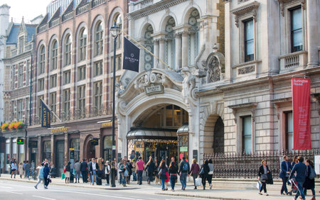 LONDON, UK - OCTOBER 4, 2015: Piccadilly street with lot of walking people, pedestrians and public transport, cars, taxis on the road.のeditorial素材