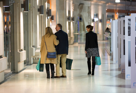 LONDON UK - 19 DECEMBER, 2015: People in the shopping gallery of the Waterloo train stationのeditorial素材