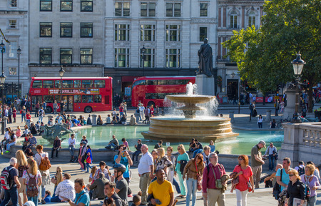 LONDON, UK - SEPTEMBER 10, 2015: Lots of people at the Trafalgar square in the hot sunny dayのeditorial素材