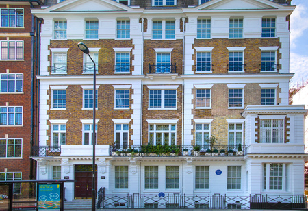 London, UK - August 25, 2017: Residential aria of Kensington and Chelsea. Cadogan square with row of periodic buildings. Luxury property in the centre of London.のeditorial素材