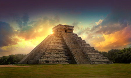 Mexico, Chichen Itzá, Yucatán. Mayan pyramid of Kukulcan El Castillo at sunsetのeditorial素材