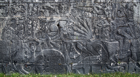 Mexico, Chichen Itzá, Yucatán. Reliefs of Mayan temples of Kukulcan El Castilloのeditorial素材