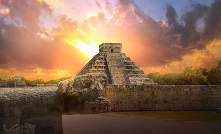 Mexico, Chichen ItzÃ¡, YucatÃ¡n. Mayan pyramid of Kukulcan El Castillo at sunsetの写真素材