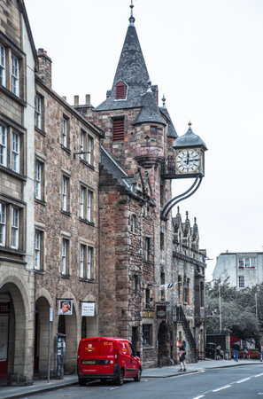 Edinburg, UK - August 23, 2021: Old house at Royal mile which runs through the heart of Edinburghâs Old Town and connecting  Edinburgh Castle with Queen's palaceのeditorial素材