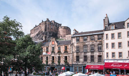 Edinburg, UK - August 23, 2021: Victoria street view with lots of restaurants, cafes and people walking and enjoying the townのeditorial素材