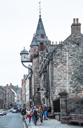 Edinburg, UK - August 23, 2021: Old house at Royal mile which runs through the heart of Edinburghâs Old Town and connecting  Edinburgh Castle with Queen's palaceのeditorial素材