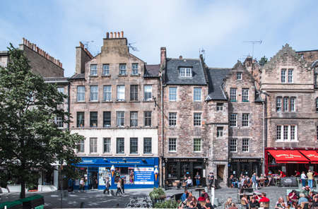 Edinburg, UK - August 23, 2021: Victoria street view with lots of restaurants, cafes and people walking and enjoying the townのeditorial素材