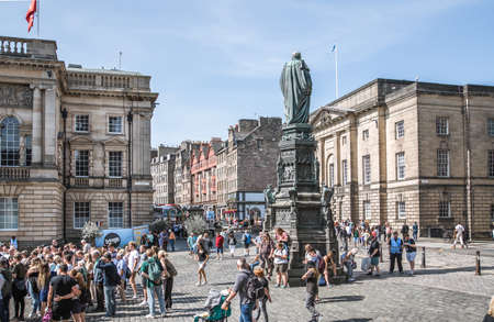 United Kingdom, Edinburg - 24 August, 2021: Lots of people and tourist walking view Royal mile, the Main Street connecting Edinburgh castle with the Palaceのeditorial素材