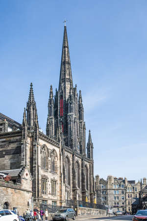 United Kingdom, Edinburg - 24 August, 2021: Royal Mile the Main Street of Edinburgh leads from Castle to the Royal palace and Edinburgh cathedral view. Lots of people walking on the streetのeditorial素材