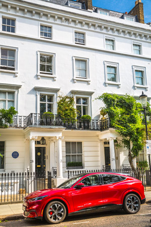 London, UK - 9 September, 2023: Door entrance decorated with flowers in periodic building of Chelsea, one of the richest areas to live with fancy lifestyle. London street photograpのeditorial素材