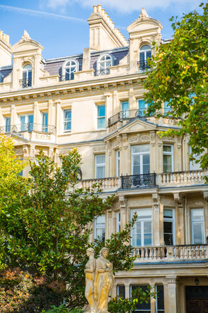 London, UK - September 29, 2025: Outer circle street in Regent Park and beautiful town house of early 19th centuryのeditorial素材