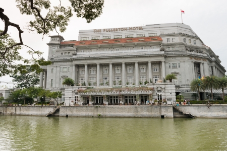 SINGAPORE - SEP 8: The Fullerton Hotel Singapore on Sep 8, 2012  in Singapore. It is a five-star luxury hotel from 2011. The Fullerton Building was opened on 27 June 1928. のeditorial素材