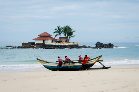 HIKKADUWA, SRI LANKA - DEC 13: Boat transport for cross to Seenigama Temple on Dec 13, 2011 in Hikkaduwa, Sri Lanka. It is known as the Seenigama Devalaya and is a popular as Galle tourist attraction.のeditorial素材