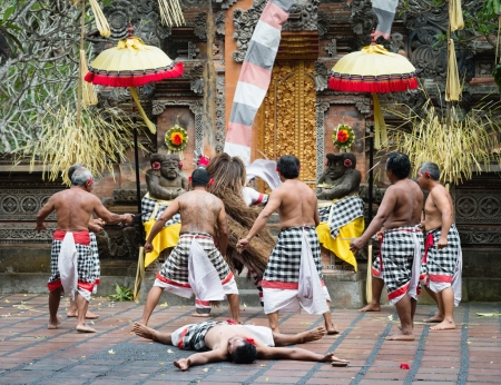 UBUD, BALI, INDONESIA - SEP 21: Kris-wielding dancers fight with Rangla on traditional balinese Barong dance performance on Sep 21, 2012 in Ubud, Bali, Indonesia. It is popular tourist attraction showのeditorial素材